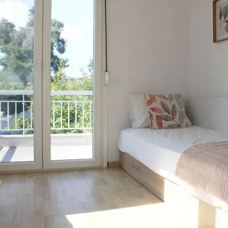 Mare Azul, Seafront 6 Bedrooms, 6 Bathrooms * Hanioti